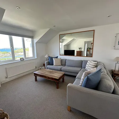 House With Expansive Sea Views! *