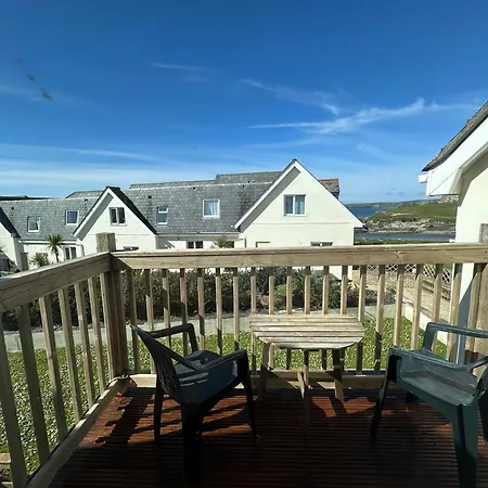 House With Expansive Sea Views!